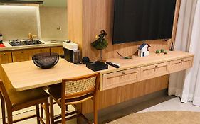 Apto de 2 quartos e Ar Condicionado perto do Praia Clube